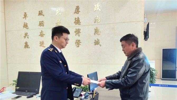 江苏海事局辖区首本江苏沿海港作船船员