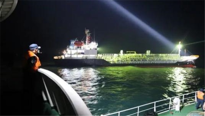 外籍船在海底光缆保护区抛锚 上海海警要