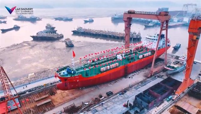 8500吨“哈佛瓦·安娜”沥青船在温岭顺利