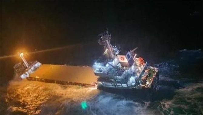 韩国济州西归浦附近海域船只倾覆8人获救