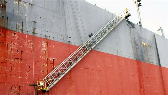 一中国船舷梯掉落致引航员受伤，被扣船