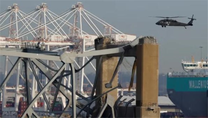 【更新】300米长集装箱船撞塌美国大桥，