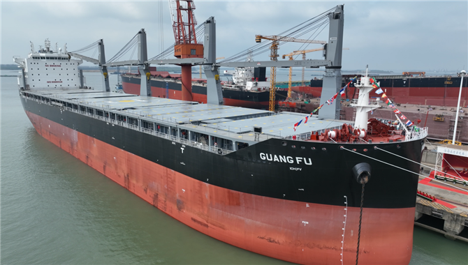 中远海运特运第一艘62000吨多用途重吊船