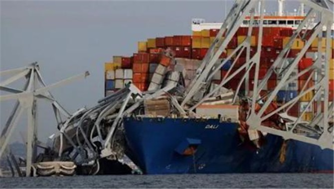 7艘船被困，107船受影响，300米长大船撞断