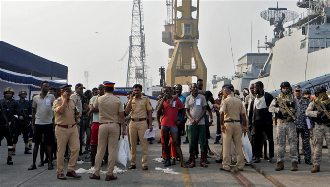35名索马里海盗抵达孟买 或面临终身监禁
