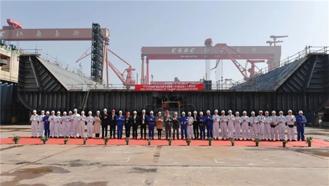 中远海能17.4万立方米LNG船项目首船入坞