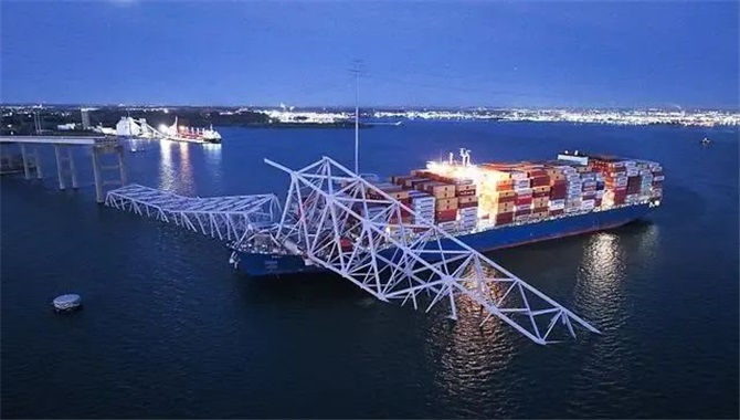 “全船失电”导致300米大船撞塌美国大桥
