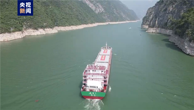 江海直达！首艘万吨级海轮直航重庆 运输