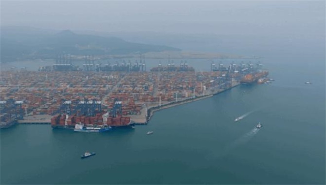全国首例！双船同步加注LNG在盐田国际顺