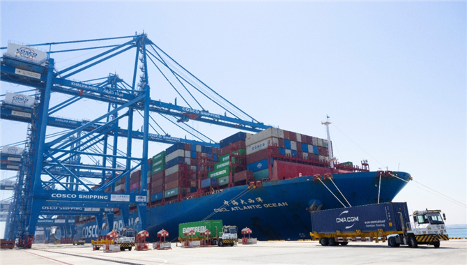 13000TEU！中远海控港航携手，再创新纪录