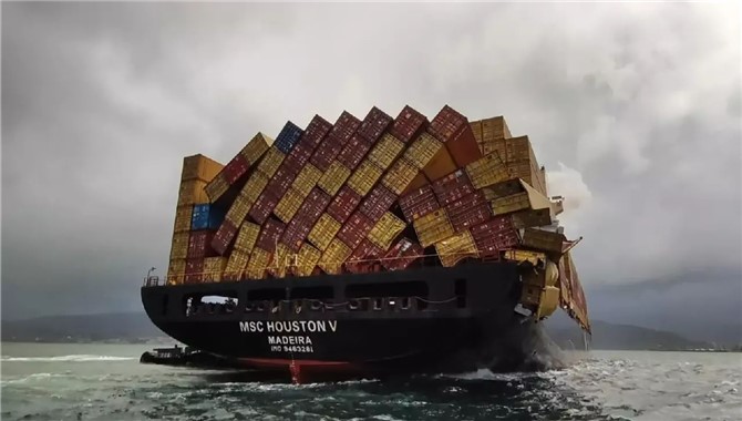 突发！MSC箱船集装箱垮塌，至少15个箱子