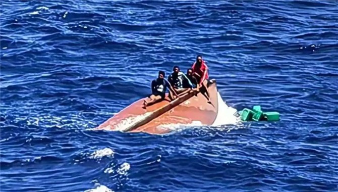 点赞！中远海运太阳轮成功救助4名海上遇