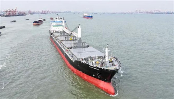 27岁老油轮被“开膛破肚”！125米新船体
