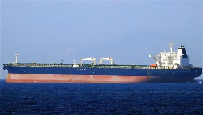 中东两大海峡面临关闭，相撞失火油轮船