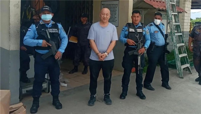 中国船长拒绝诬陷自己的船员，而蒙冤入