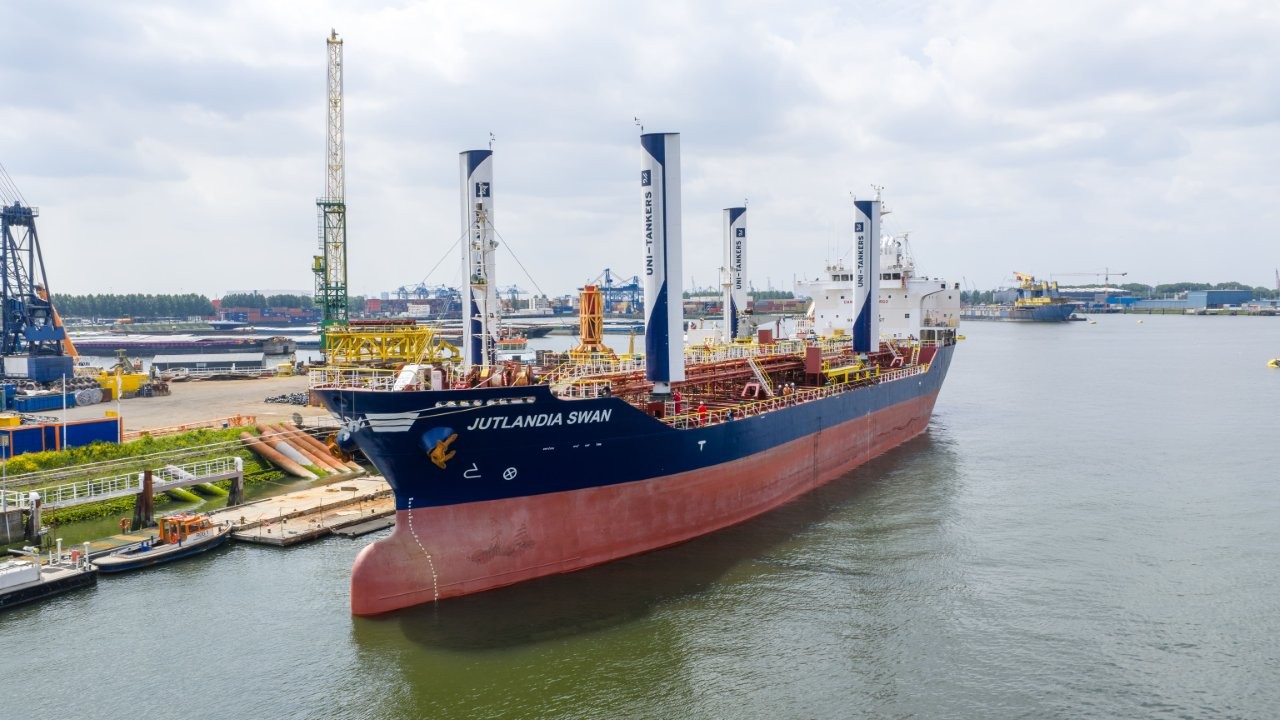 Econowind installs four VentoFoils on tanker M/T JU