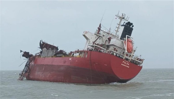 一成品油轮突发爆炸！载有11名中国海员