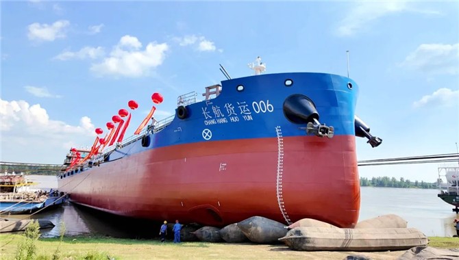 长江流域首艘纯甲醇动力川江标准散货船
