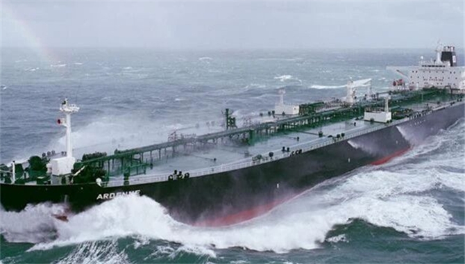 越来越多的成品油轮，开始装载原油！