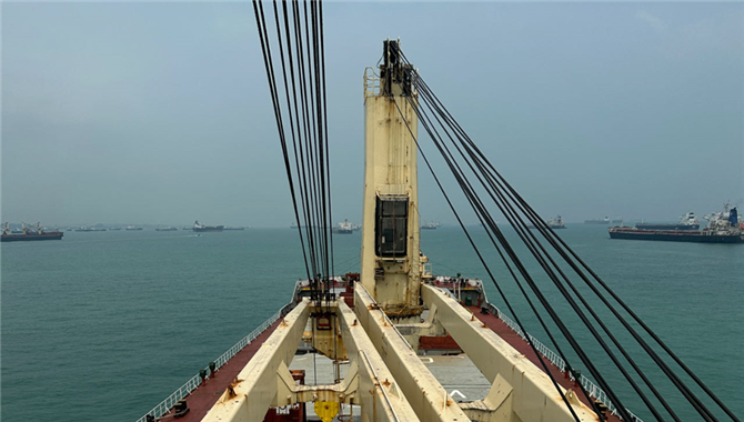 浅谈散货船克令吊相关参数及实务