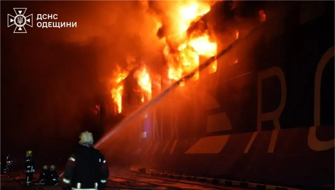 突发！俄罗斯轰炸乌克兰港口，3艘船舶着火