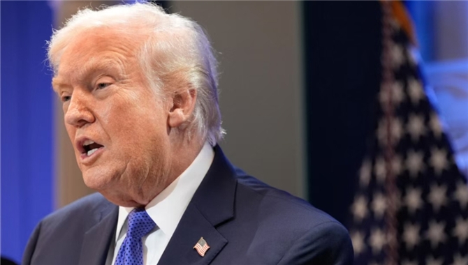 特朗普朝令夕改，10%到15%，关税乱象升级