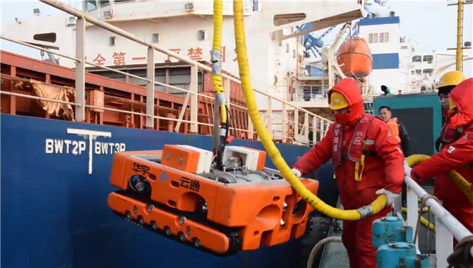 全国首次人工智能机器人水下清洗作业标