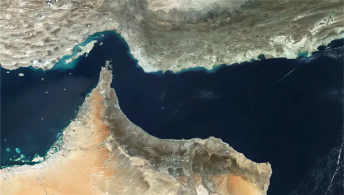 美伊边放狠话，边出停火方案，霍尔木兹海峡船舶通行出现复苏