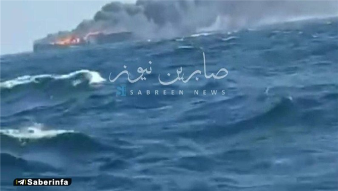 突发！MSC一集装箱船遭遇袭击起火