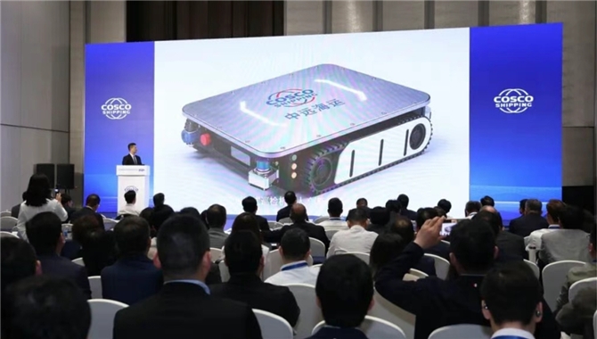 国内首款滚装巡检机器人——“智