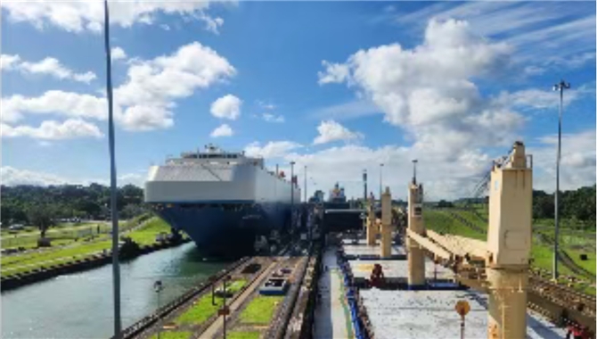 巴拿马运河通行拍卖费400万美元，拍卖时
