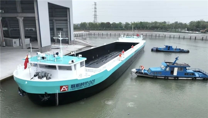 常州首艘内河新能源集装箱船“联